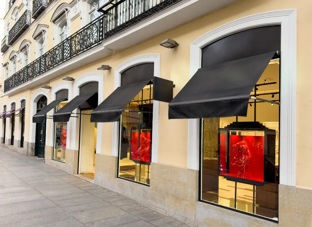 Façade vitrine de magasin en aluminium sur mesure à Rives de l'Yon
